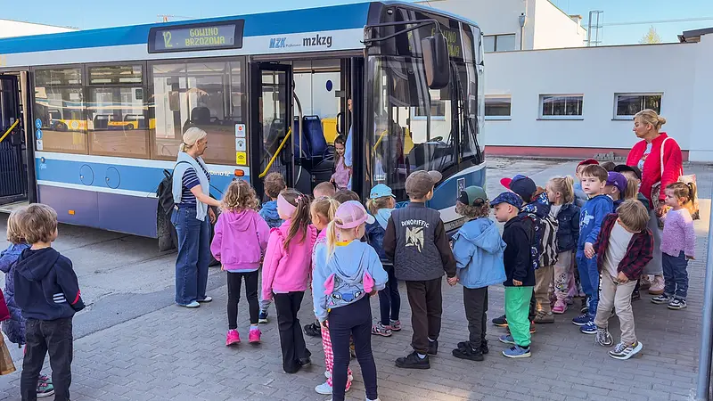 Przedszkolaki z Bolszewa odwiedziły zajezdnię MZK Wejherowo
